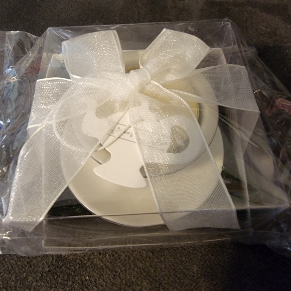 2 Mini Teacup and Saucers candles - Picture 5 of 10